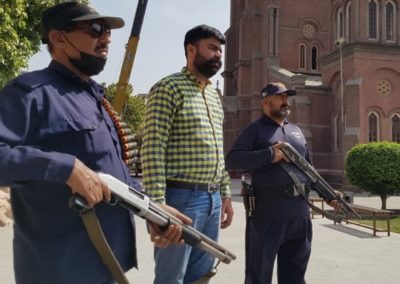 Liberdade Religiosa: Seguranças, armas e detetores de metais procuram proteger igrejas e pessoas no Paquistão