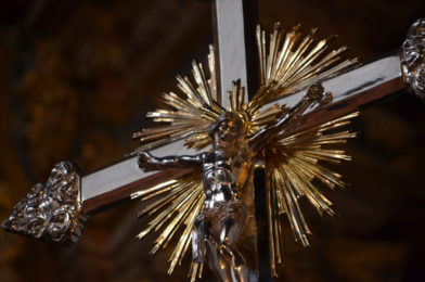 Sexta-feira Santa: Católicos evocam morte de Jesus e rezam pelas vítimas da guerra