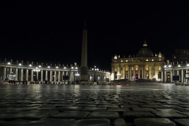 Vaticano: História de São Pedro projetada na fachada da basílica, em videomapping