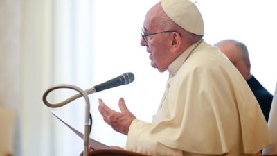 Vaticano: «Quando rezamos, nunca o fazemos sozinhos», diz o Papa