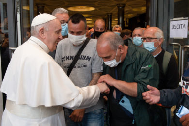 Vaticano: Papa encontrou-se com sem-abrigo e refugiados (c/fotos)