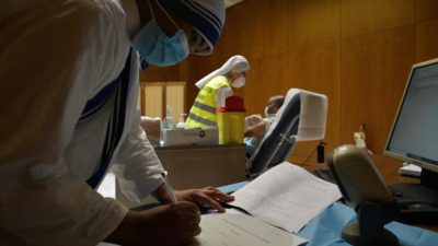 Covid-19: Vaticano oferece vacina a 300 pobres e sem-abrigo