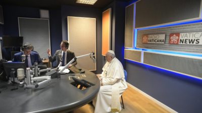 Media: Papa visitou Dicastério para a Comunicação e esteve ao vivo na Rádio Vaticano