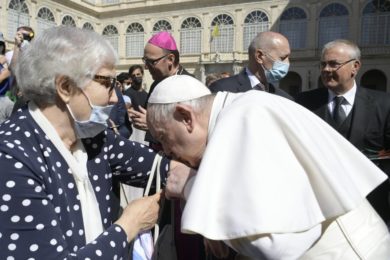 Vaticano: Papa beija tatuagem de sobrevivente de Auschwitz (c/vídeo e fotos)