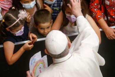 Vaticano: Papa convida a viver para lá dos «likes» e da aparência