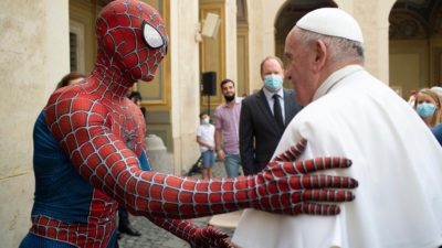Vaticano: Papa recebe «homem-aranha» na audiência geral