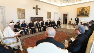 Vaticano: Papa convida sacerdotes a assumir fragilidades e evitar tentação de ser «super-homens»
