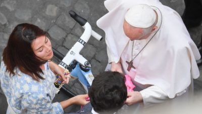 Vaticano: Egan Bernal, vencedor do Giro 2021, ofereceu «camisola rosa» ao Papa