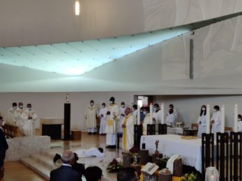 Vida Consagrada: «Sê próximo e amigo dos jovens», disse D. Joaquim Mendes ao novo sacerdote salesiano (c/ vídeo)