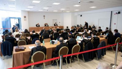 Vaticano: Megajulgamento que envolve cardeal arrancou com sessão de sete horas