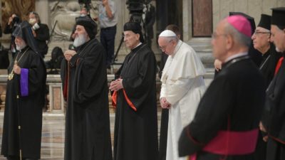 Vaticano: Silêncio e velas marcam início de encontro ecuménico pela paz no Líbano (c/fotos e vídeo)