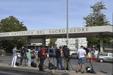Vaticano: Papa continua a recuperar em «boas condições» da operação e vai ficar internado cerca de sete dias
