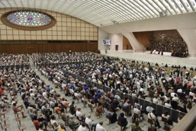 Vaticano: «Recebemos a graça de nos tornarmos filhos de Deus para viver no amor», salientou o Papa em reflexão sobre a «lei» (c/fotos e vídeo)