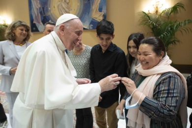 Vaticano: Papa recebeu grupo de famílias fugidas de Cabul