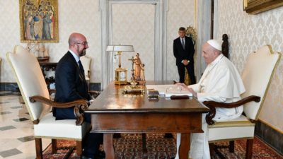 Vaticano: Papa Francisco e presidente do Conselho Europeu conversaram sobre os refugiados afegãos
