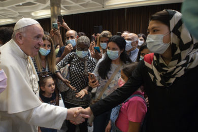 Vaticano: Papa encontrou pessoas em situação de sem-abrigo e refugiados com «palavras de afeto e conforto»