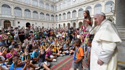 Igreja/Sociedade: Papa Francisco esteve com crianças e a marioneta «Amal», que representa menores refugiados, no Vaticano