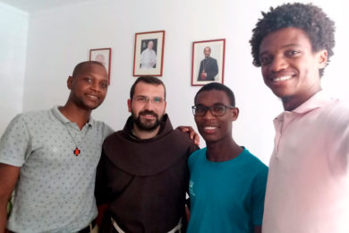 Conversas na Ecclesia: Missão «muito pobre» em Cabo Verde leva franciscano a «restaurar matrimónios e famílias» (c/ vídeo)