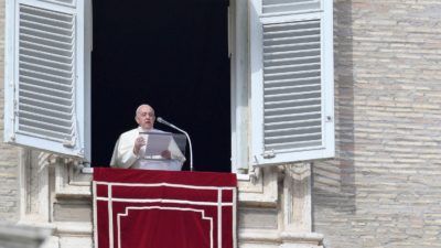 Vaticano: Papa questiona religiosidade de «milagres»
