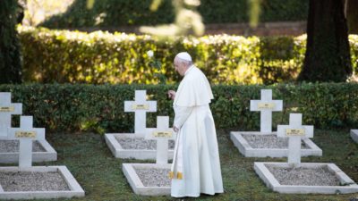 Fiéis Defuntos: Papa presta homenagem a soldados mortos na II Guerra Mundial, que «gritam pela paz»