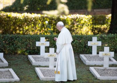 Fiéis Defuntos: Papa presta homenagem a soldados mortos na II Guerra Mundial, que «gritam pela paz»