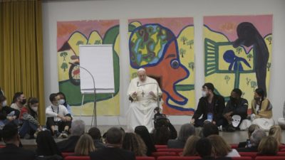 Sociedade: Pensem no exemplo que pode dar um refugiado, sugeriu o Papa aos alunos da «Scholas Ocurrentes»