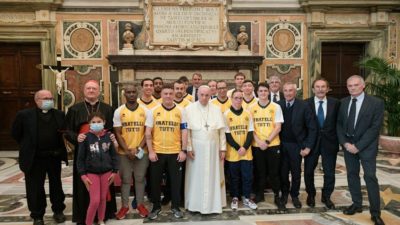 Vaticano: «Seleção» do Papa enfrenta Organização Mundial dos Ciganos para dar «pontapé na exclusão»