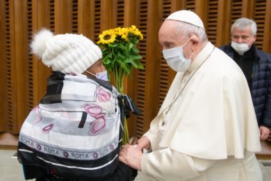 Francisco/85.º aniversário: Flores de sem-abrigo e vídeo de crianças animam dia do Papa (c/vídeo e fotos)