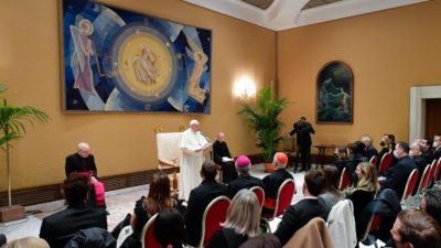 Vaticano: Papa desafia artistas a ser mensageiros de ternura, alegria e esperança