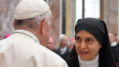 Vaticano: Papa pede consagrados capazes de «discernir e acompanhar»