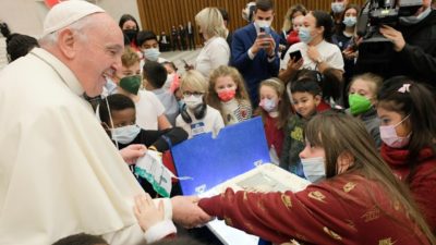Vaticano: Papa vive manhã de festa com crianças assistidas no Dispensário de Santa Marta