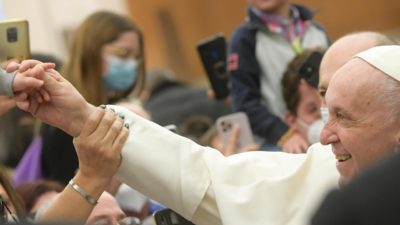 Vaticano: «Não se deve ter medo de escolher o caminho da adoção», pede Francisco aos católicos