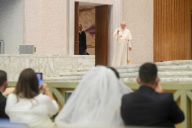 Vaticano: Papa pede que pais sejam compreensivos com filhos, sem «condenar» orientações sexuais