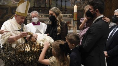 Vaticano: Papa batizou 16 bebés e sublinhou importância de guardar «identidade cristã»