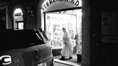 Vaticano: Papa faz visita surpresa a loja de discos em Roma
