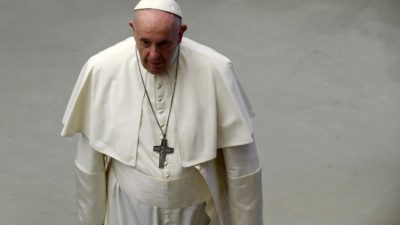 Vaticano: Papa brinca com jornalista que o «apanhou» à saída de loja de discos