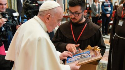 Vaticano: Comunicação deve «ajudar a construir comunidade» - Papa