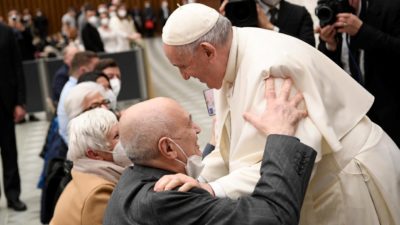 Vaticano: Papa denuncia «descarte» dos idosos, recordando sofrimento durante a pandemia