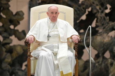 Vaticano: Problema no joelho obriga Papa a cancelar viagem a Florença