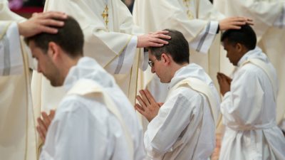 Vaticano: Lugar dos sacerdotes é «no meio das pessoas», diz o Papa