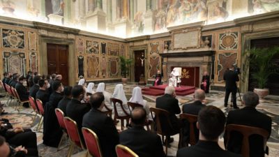 Vaticano: Papa alerta para Igreja «barricada na sacristia»