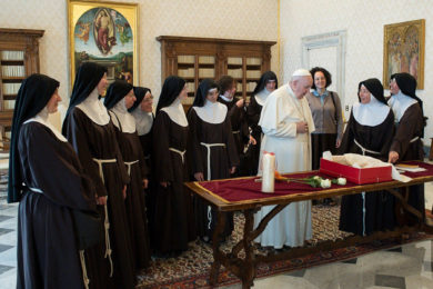 Vaticano: «O que seria da Igreja sem as religiosas e as leigas consagradas?», pergunta o Papa