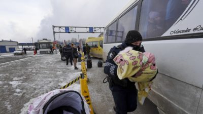 Vaticano: «Cristo é crucificado nos refugiados que fogem das bombas, com as crianças nos braços» - Papa Francisco (c/fotos)