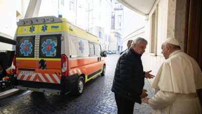 Ucrânia: Enviado do Papa entregou ambulância do Papa para crianças atingidas pela guerra