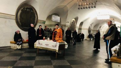 Ucrânia: Divina Liturgia no Metro de Kiev para fugir das bombas