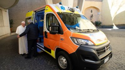 Vaticano: Enviado do Papa regressa a Kiev para entregar segunda ambulância e celebrar a Semana Santa
