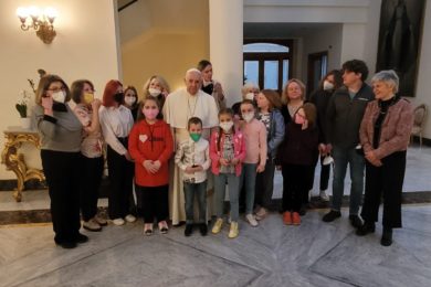 Vaticano: Papa encontrou-se com refugiados ucranianos e estuda viagem a Kiev
