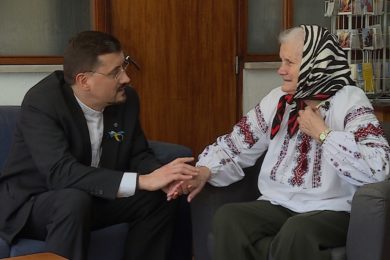 Dia da Mãe: Sacerdote ucraniano residente em Portugal foi buscar a mãe, de 86 anos, para fugir da guerra 