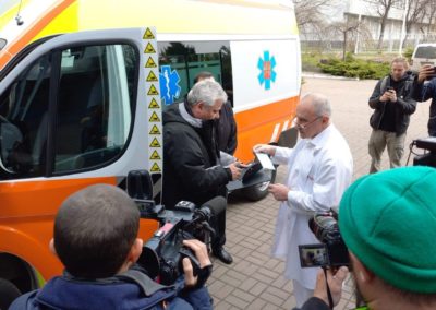 Ucrânia: Enviado do Papa entregou ambulância e vai presidir a Via-Sacra nos lugares de «morte», nos arredores de Kiev