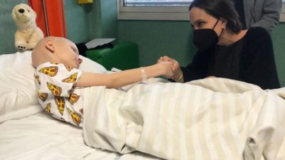Itália: Angelina Jolie visitou crianças ucranianas internadas no Hospital Bambino Gesù, da Santa Sé